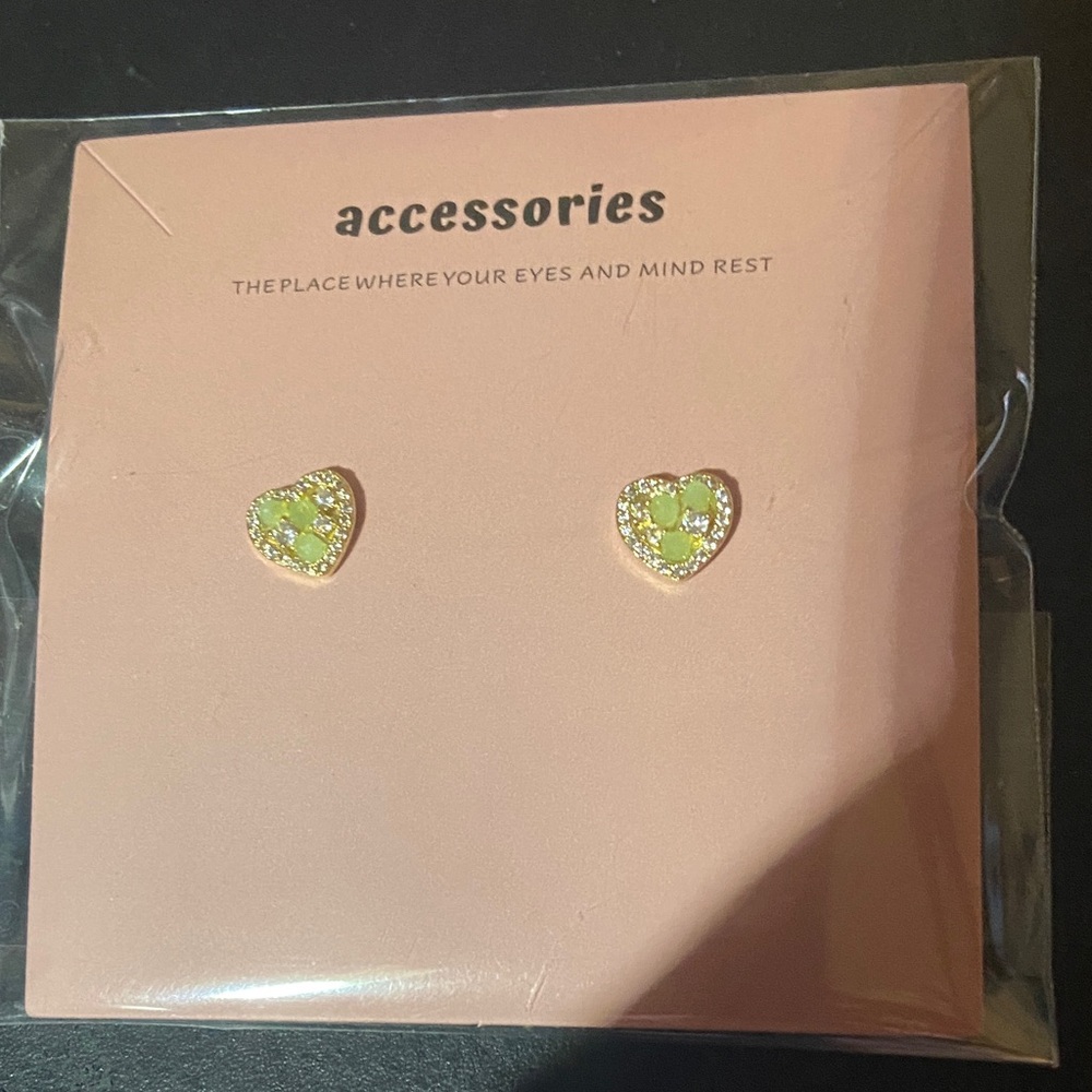 🔥5/$25 NWT Boutique Sparkling Heart-Shaped Earrings in Yellow/green.